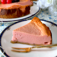 マダム とんちんさんの料理 チョコレートチーズケーキにオレオ乗せました♪( ´▽｀)
濃厚なのに後味すっきり👌❤️秘密はヨーグルト♪( ´▽｀)をルビーチョコレートで作ってみました♡