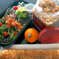 昨日　コストコ　行ってきました。　サラダに、オレンジ　カシューナッツにプルコギパン🥖