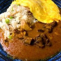トロリとろける牛たんオムカレー、ご飯は冷凍ストックしていたツナ缶炊き込みご飯😋👍