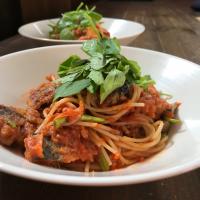 鯖と芽キャベツ、芹のトマトソース