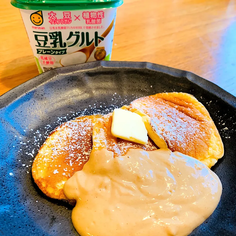 スフレパンケーキの豆乳グルトきなこ添え🥞豆乳グルトモニター✨豆乳グルト+きなこ+粉糖=和風クリーム出来上がり🎶カロリーoffで美味しい😋|いちごさん