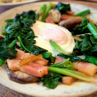 チヂミほうれん草のベーコンエッグ