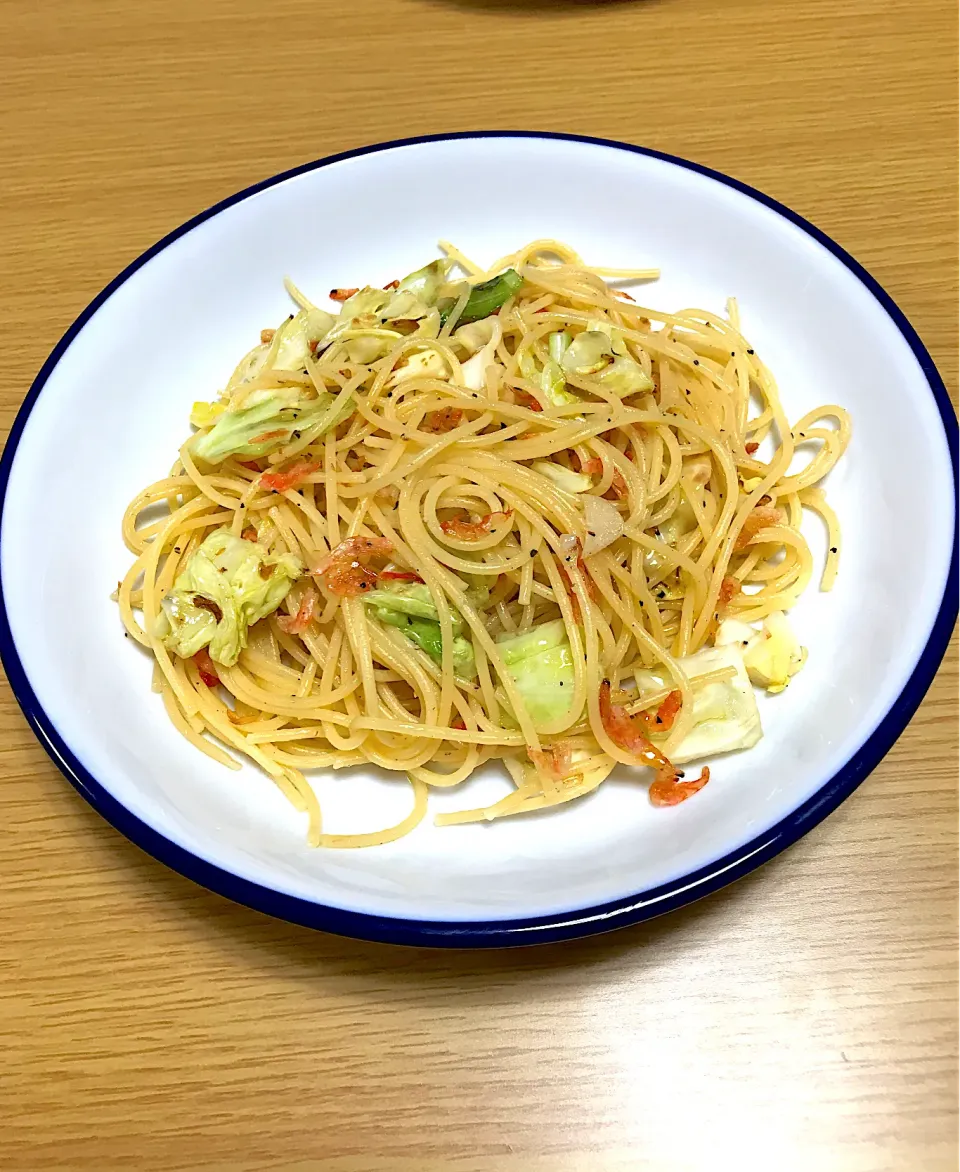 Snapdishの料理写真:キャベツと桜海老のパスタ|共働き営業ウーマンの酒飲みご飯さん