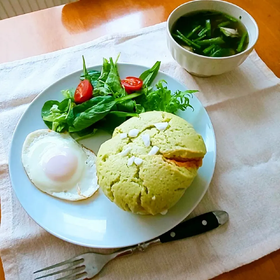 メロンパンで朝ごはん|えるえるさん