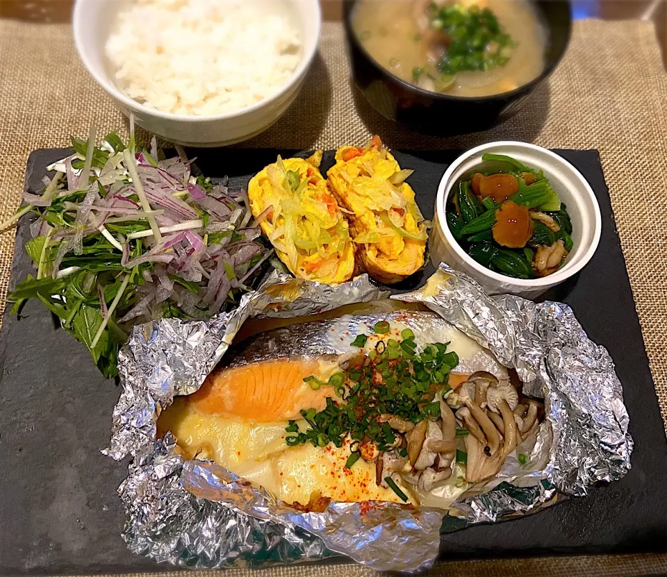 鮭のマヨチーズ焼き、中華風卵焼き、なめことほうれん草のお浸し|mikiさん