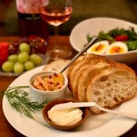 サーモンオイル煮のオープンサンド、今日はあったかかったので桜気分でロゼ家飲み🌸