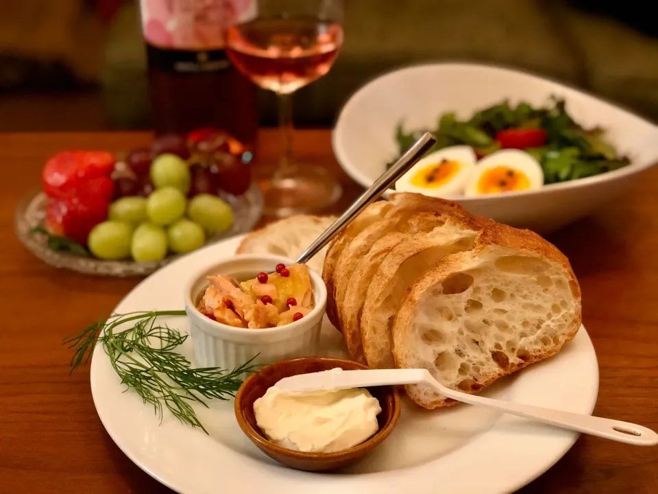 サーモンオイル煮のオープンサンド、今日はあったかかったので桜気分でロゼ家飲み🌸　　　　　　Boiled salmon oil|マユマユさん