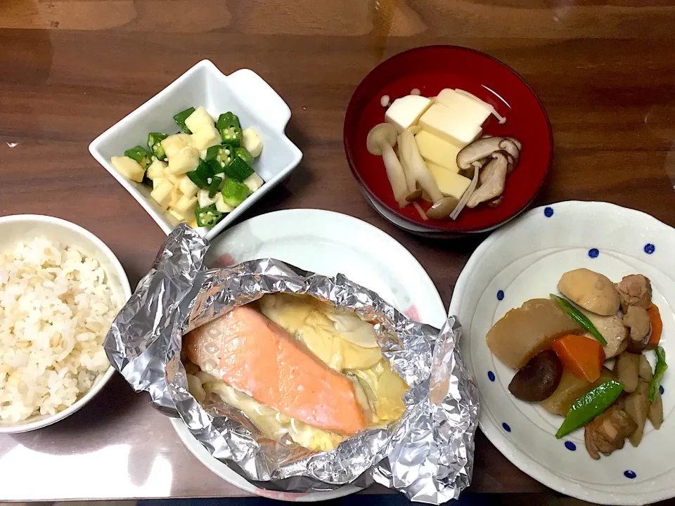 Snapdishの料理写真:鮭の味噌マヨホイル焼き 根菜と鶏肉の煮物 豆腐ときのこのお吸い物 オクラとだるま芋のわさび和え|おさむん17さん