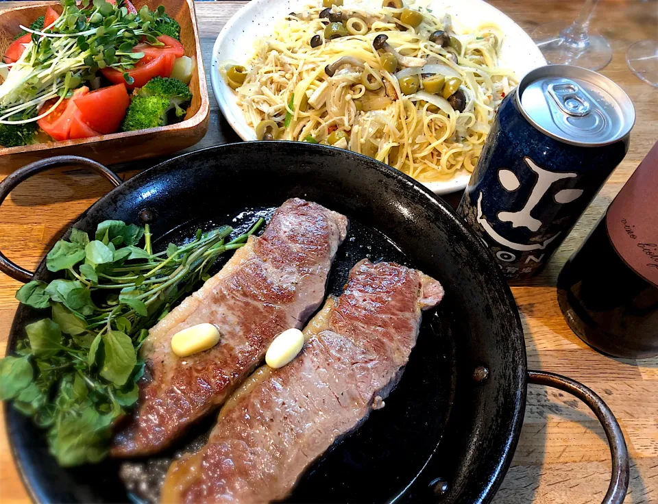 Snapdishの料理写真:がっつりサーロインステーキで家飲み　　　　きのこたっぷりペペロンチーノ|じゅんさんさん