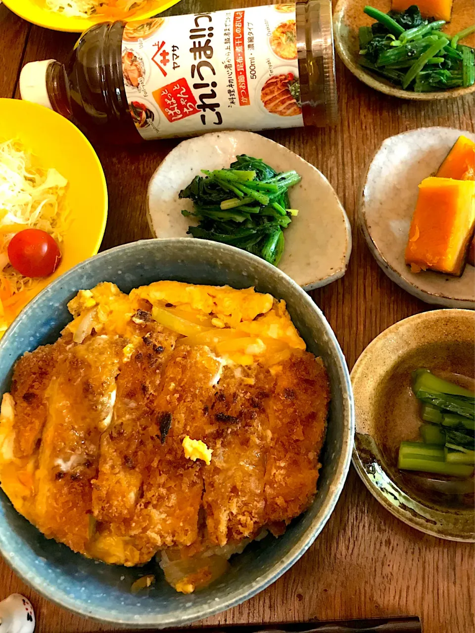 Snapdishの料理写真:晩ごはん #かつ丼  #これうまつゆを使って作った常備菜  #これうまつゆ  #これうまつゆひろめ隊  #これうまキャンペーン  #ほうれん草のおひたし  #かぼちゃ煮物  #どんな野菜にも合うので作るのが楽しくなります♪|小松菜さん