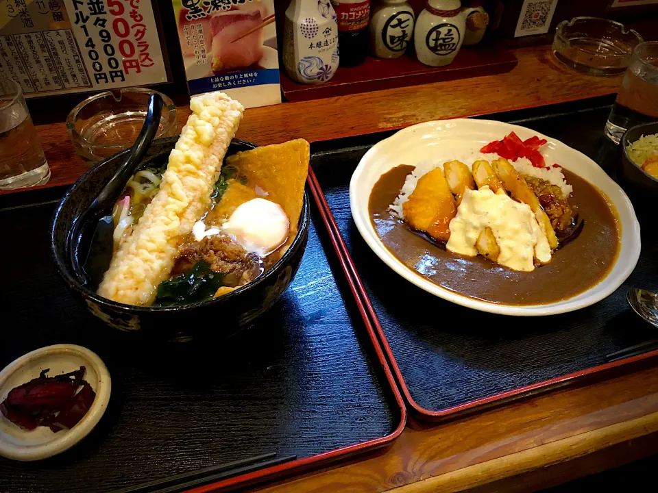 Snapdishの料理写真:かすうどんにチクワと肉とキツネと温玉をトッピング、チキン南蛮カレー🍛😋|すかラインさん