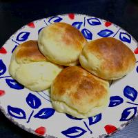 ホットケーキミックスと豆腐のパンもどきに、クリームチーズ練り込んでみました。