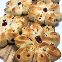 クランベリーとホワイトチョコのお花パン