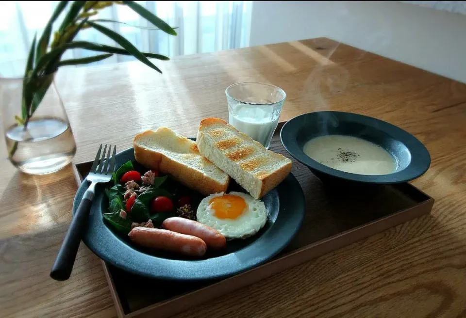 ダブルソフトの朝食🍞💗

近所のスーパーでダブルソフトが6枚切り￥100だったので🤗
玉ねぎとじゃがいものポタージュと一緒に☘️|おーやんさん