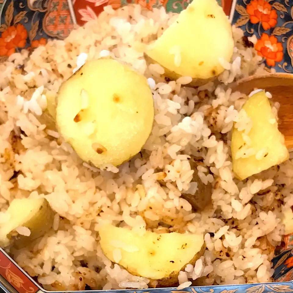 ヨッチャンさんの料理 採れたて新じゃが皮ごとご飯🍚これうまつゆ炊き込みご飯|シュトママさん