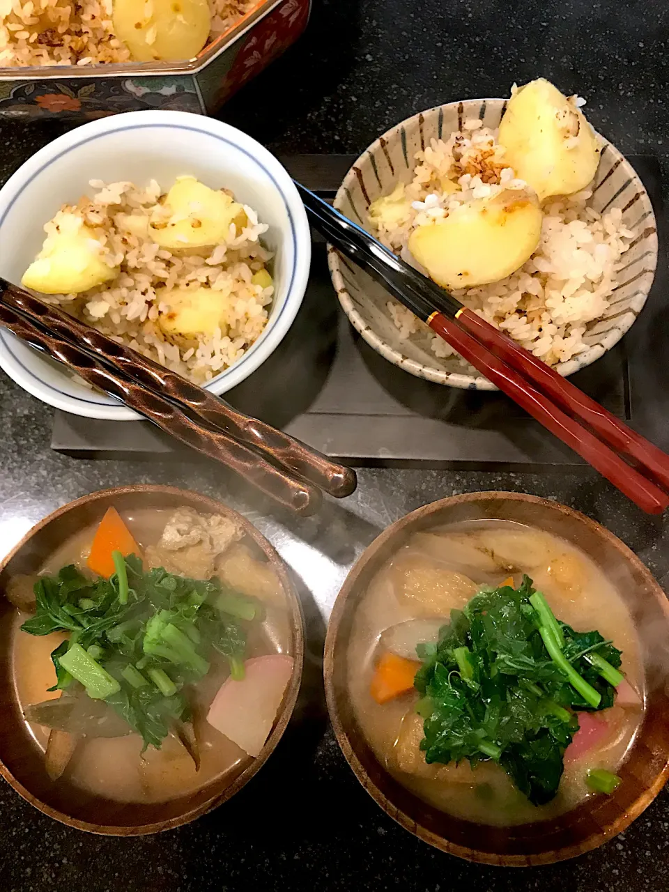 Snapdishの料理写真:ヨッチャンさんの料理 採れたて新じゃが皮ごとご飯🍚と根菜味噌汁|シュトママさん