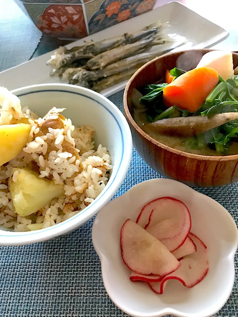 ヨッチャンさんの料理 採れたて新じゃが皮ごとご飯🍚と根菜味噌汁のシンプル朝ごはん|シュトママさん