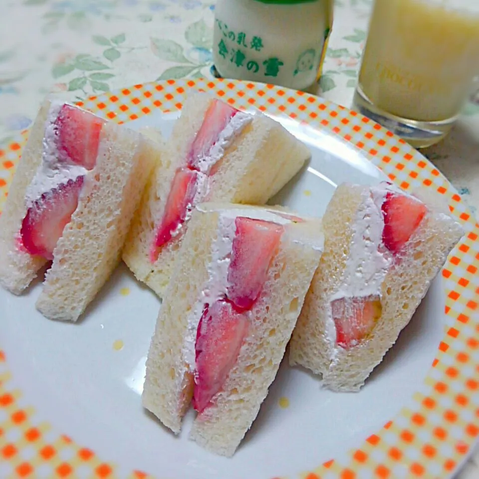 Snapdishの料理写真:いちごサンド🍓会津の雪❄乳製品摂りすぎ？朝食|うたかた。さん