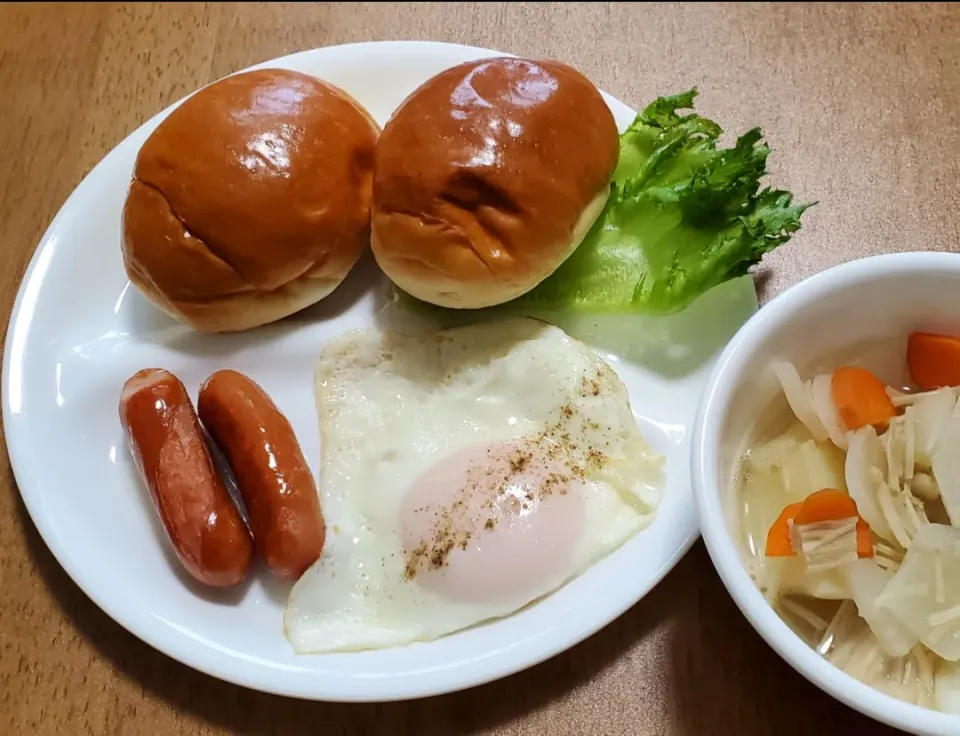 Snapdishの料理写真:朝食のような昼食
目玉焼き、ウインナー
ロールパン
フリルレタス
ド根性スープ|ナナさん