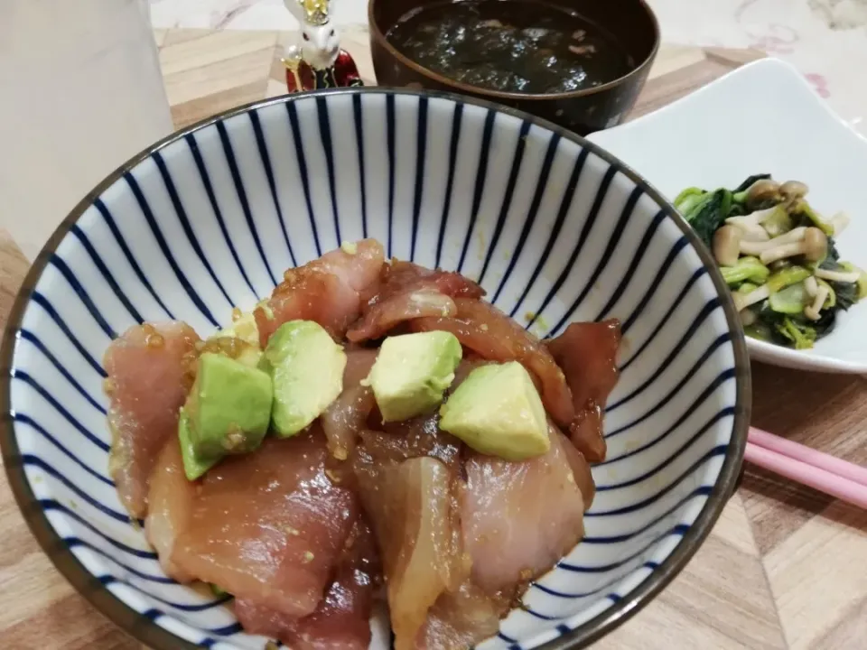 2/25
キハダマグロとアボカドのにんにく醤油漬け丼😋|たえさん