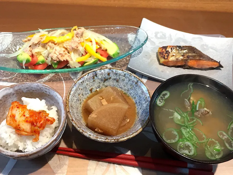 晩御飯
西京味噌漬けシャケ、トマトとアボカドと玉ねぎとツナののサラダ、あさりの味噌汁、白米、キムチ、大根の煮物|かよちゃんさん