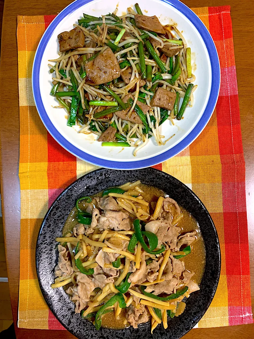 茶色いおかず、豚肉の青椒肉絲とレバニラです。今日は中華にしました。|レモンさん