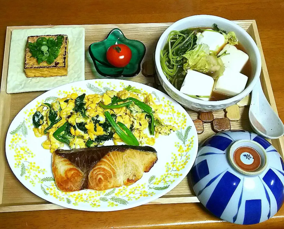 ブリの塩焼き＆ヘルシー鍋🍲晩ご飯🌃🍴🎵|とししいたけさん