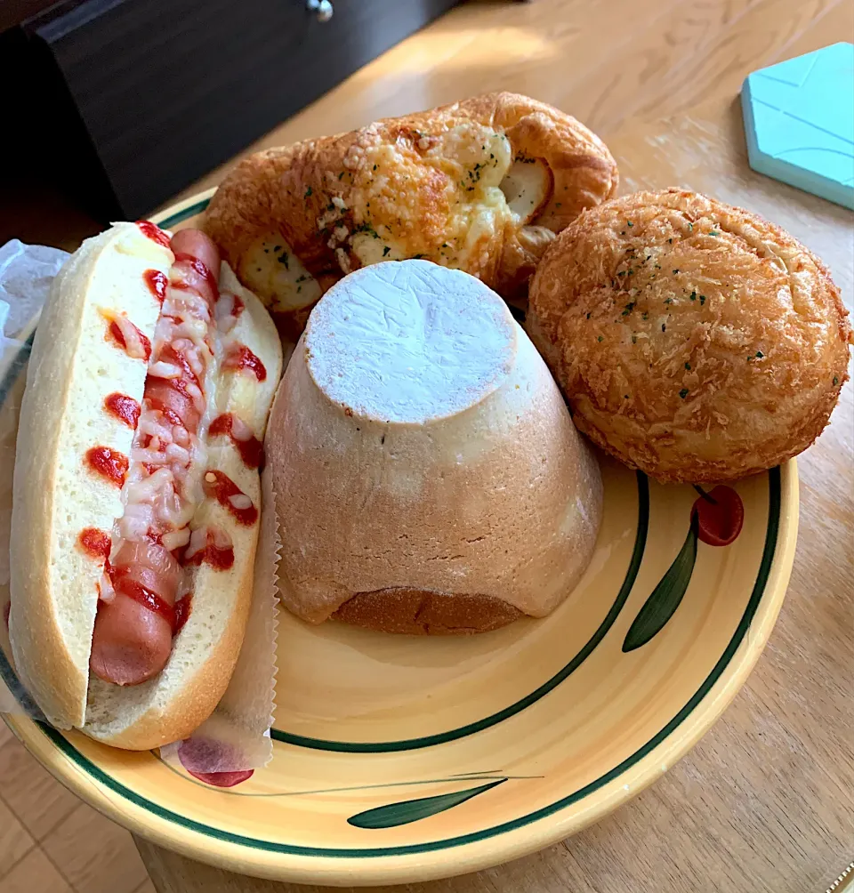 富士山メロンパン🍈海ほたるホットドック、カレーパン🥐鯛ちくわデニッシュ🥯|るみおんさん