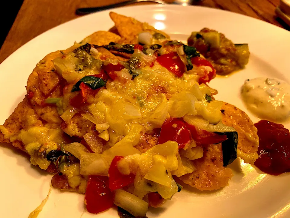 Nachos with Tomatos, Basilic, Onions on Cheddar-Emmentaler-Mozarella-Cheese, with, Guacamole, Salsa, Sour-Cream Dips|Yuyuki Shimaさん