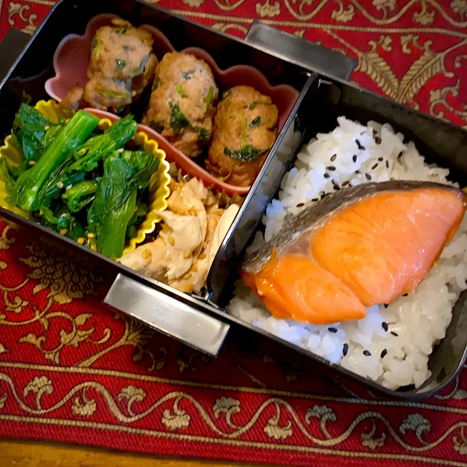 豆苗ハンバーグと、菜の花と鶏ささみの胡麻和えと、焼き鮭弁当|もえさん