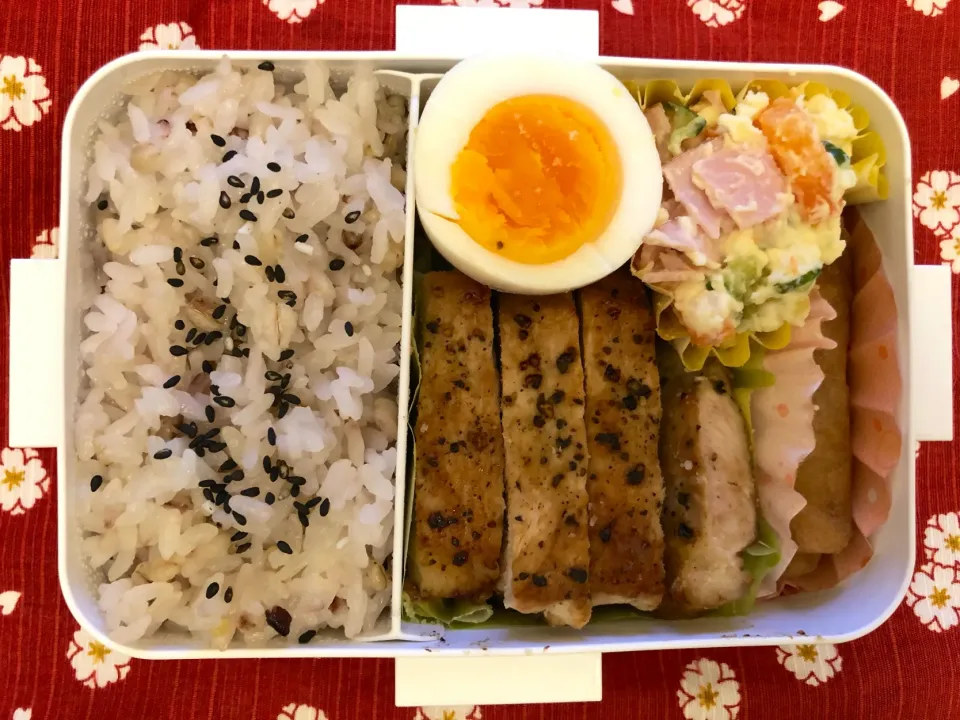 Snapdishの料理写真:ポークソテー弁当|freeさん