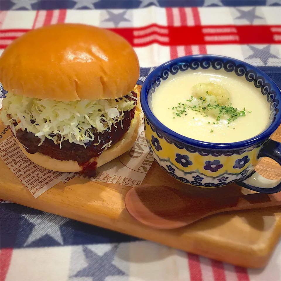 今日のランチはロースカツバーガーとカリフラワーのポタージュスープ(∩ˊᵕˋ∩)･*ロースカツは薄切りロースが余ってたやつを分厚く成形。カリフラワーは畑から採ってきたばかりのヤツをいただいたのですぐスープにしました✨めっちゃ美味しい(*´∇｀*)|AXさん