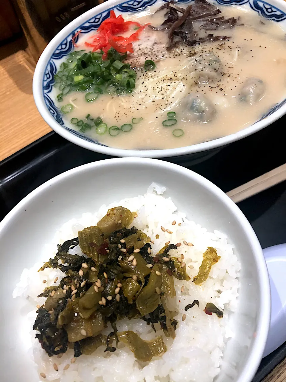 豚骨ワンタン麺に高菜ご飯。|ツンコロさん