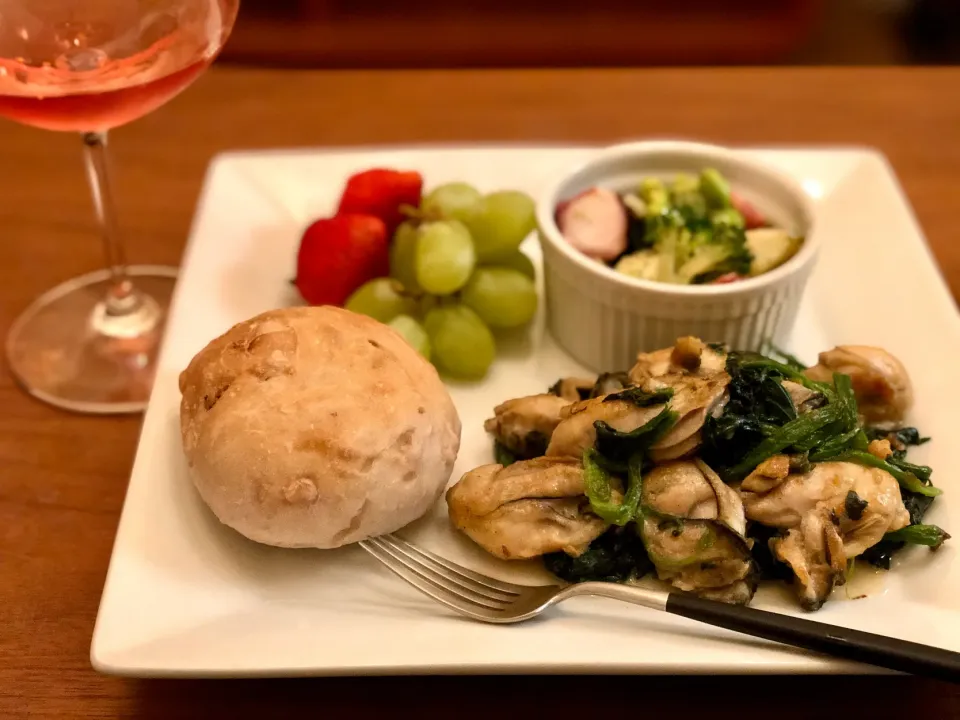 Snapdishの料理写真:ほうれん草と牡蠣のバター醬油炒めで家飲み　　　　　　　Sautéed oyster and spinach butter soy sauce|マユマユさん