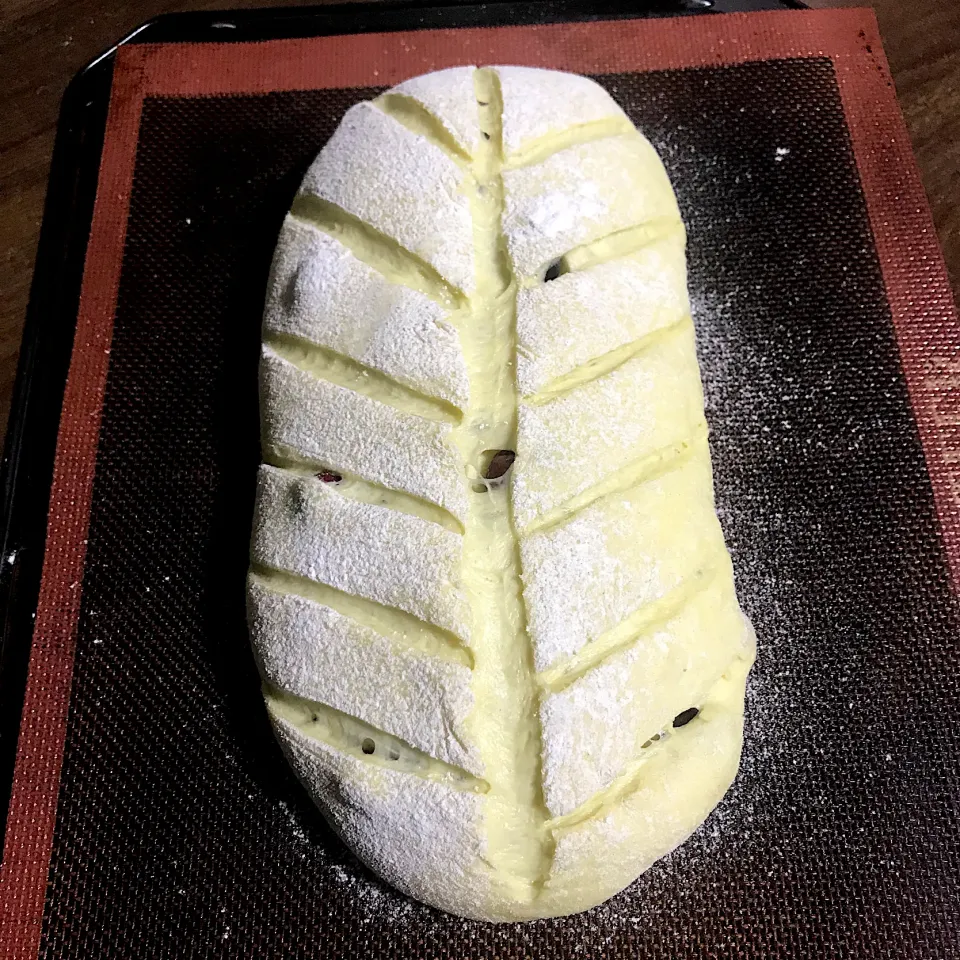 Snapdishの料理写真:ピスタチオとクランベリーのパン　焼く前|perfuさん