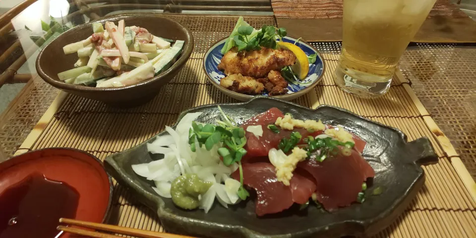 カツオお刺身🍺鶏胸塩から揚げ🍺きゅうりかまぼこ梅肉わさびマヨ和🍺|miyuki🌱さん