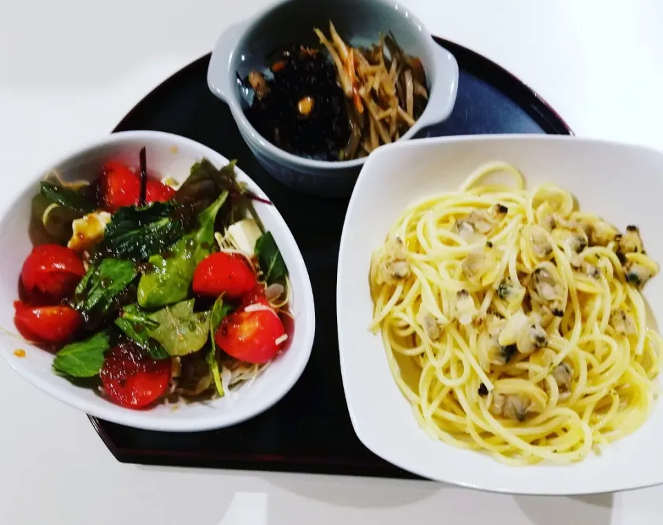 サラダと作りおき惣菜の晩御飯🍴|ポロポロさん