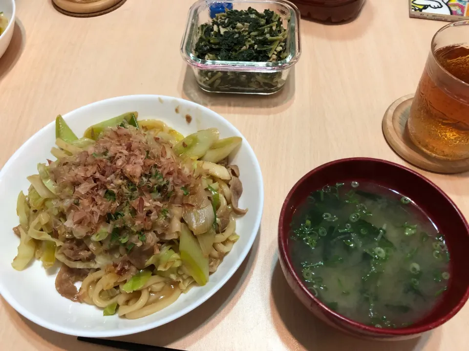 キャベツと長ネギの焼きうどん|あにょんさん