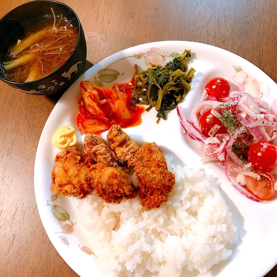 紫玉ねぎとトマトのサラダと芹炒めたやつと芹のお味噌汁とキムチ|薫子さん