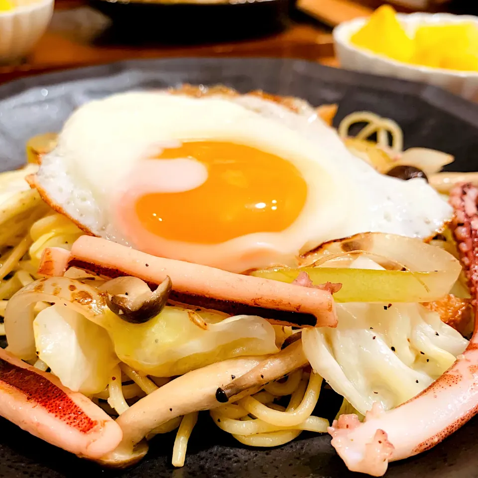 イカ焼きそば🦑(塩焼きそば)🥚目玉焼きつき|いちごさん