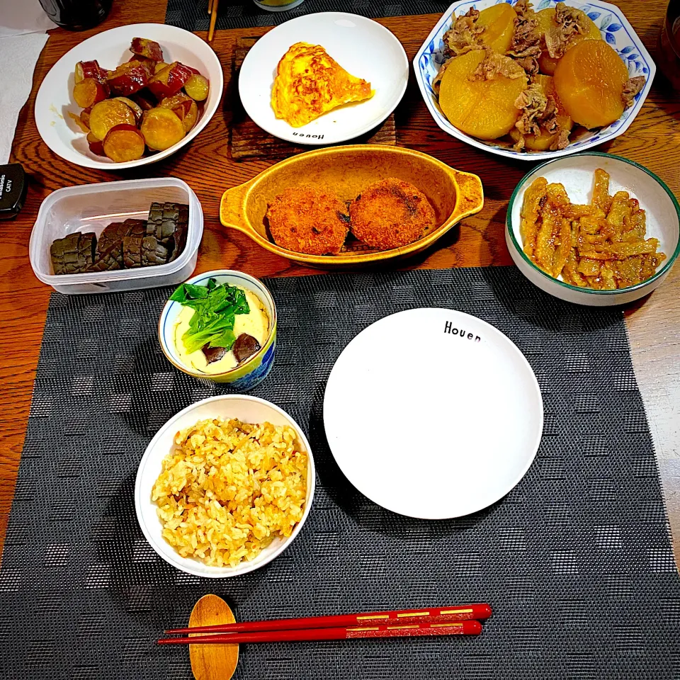 鶏ごぼう飯、茶碗蒸し、大根と牛肉煮物、薩摩芋甘煮、コロッケ、牛蒡甘辛煮、奈良漬け|yakinasuさん