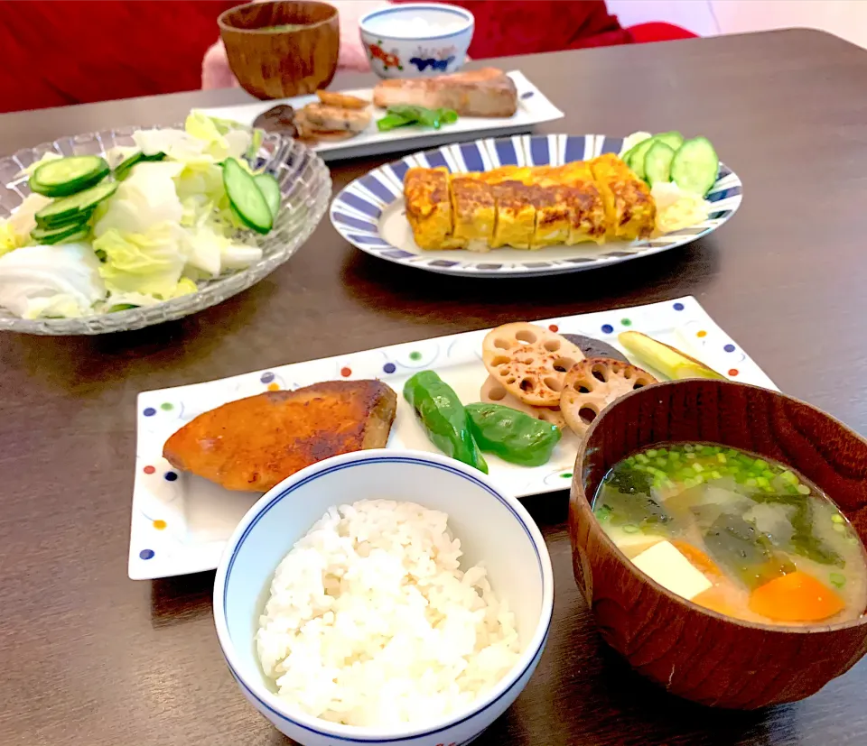 ブリの竜田揚げ　付け合わせ野菜　サラダ　チーズ入り厚焼き卵　お味噌汁|NAKATAさん