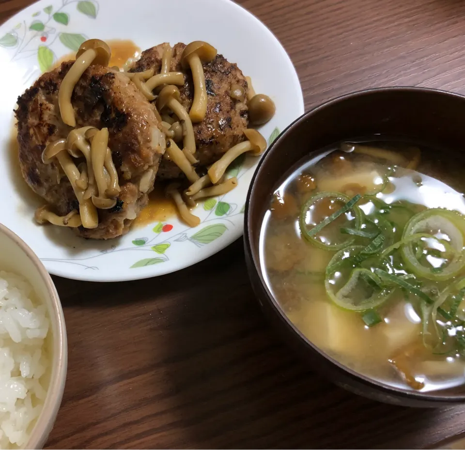 豆腐となめこの味噌汁　ハンバーグ和風しめじソースがけ|シェイラさん