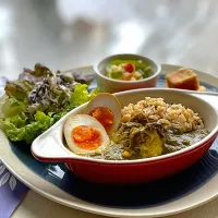 昼ごはん　サグチキンカレー