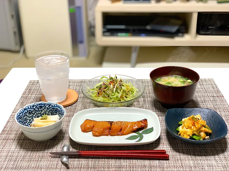 ばんごはん。
みりん干し、山芋短冊、絹さやの卵とじ、野菜サラダ、お味噌汁。|yukiさん