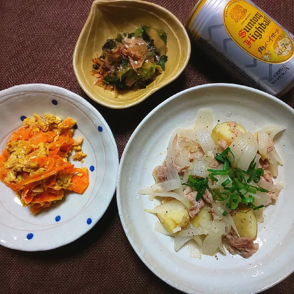 Snapdishの料理写真:・こずえちゃんのにんじんしりしり
・智ちゃんの白だしで超簡単塩肉じゃが
・サニーレタスのお浸し
・角ハイボール  etc.|真希さん