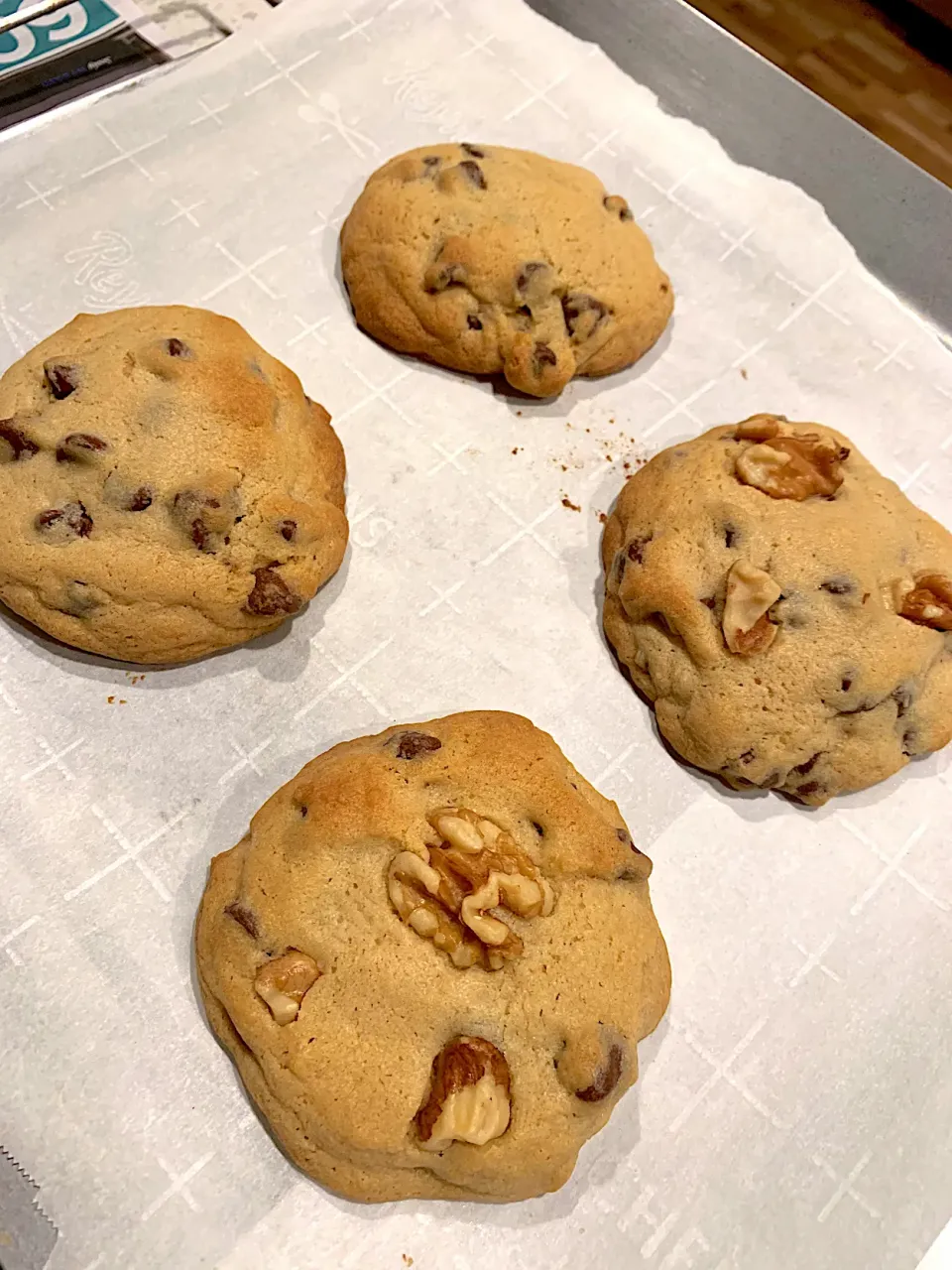 Snapdishの料理写真:Tollhouse chocolate chips cookies with and without walnuts 🍪|🌺IAnneさん