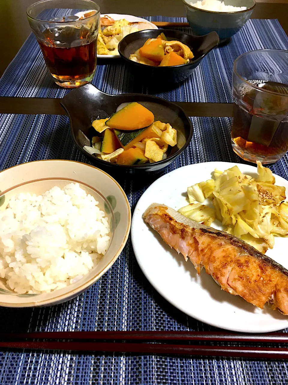 フライパンで鮭の塩焼き　キャベツの梅昆布茶風味　かぼちゃと揚げのさっと煮|ちぐあささん