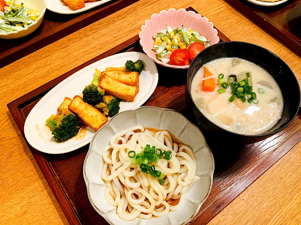 我が家の晩ごはん🍚粕汁、厚揚げとブロッコリーのキムチ炒め、茎わかめとコーンのマヨポン、うどん|いちごさん