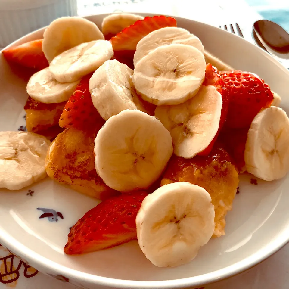 Snapdishの料理写真:子ども大好き❤いちごとバナナのフレンチ トースト|ゆいさん